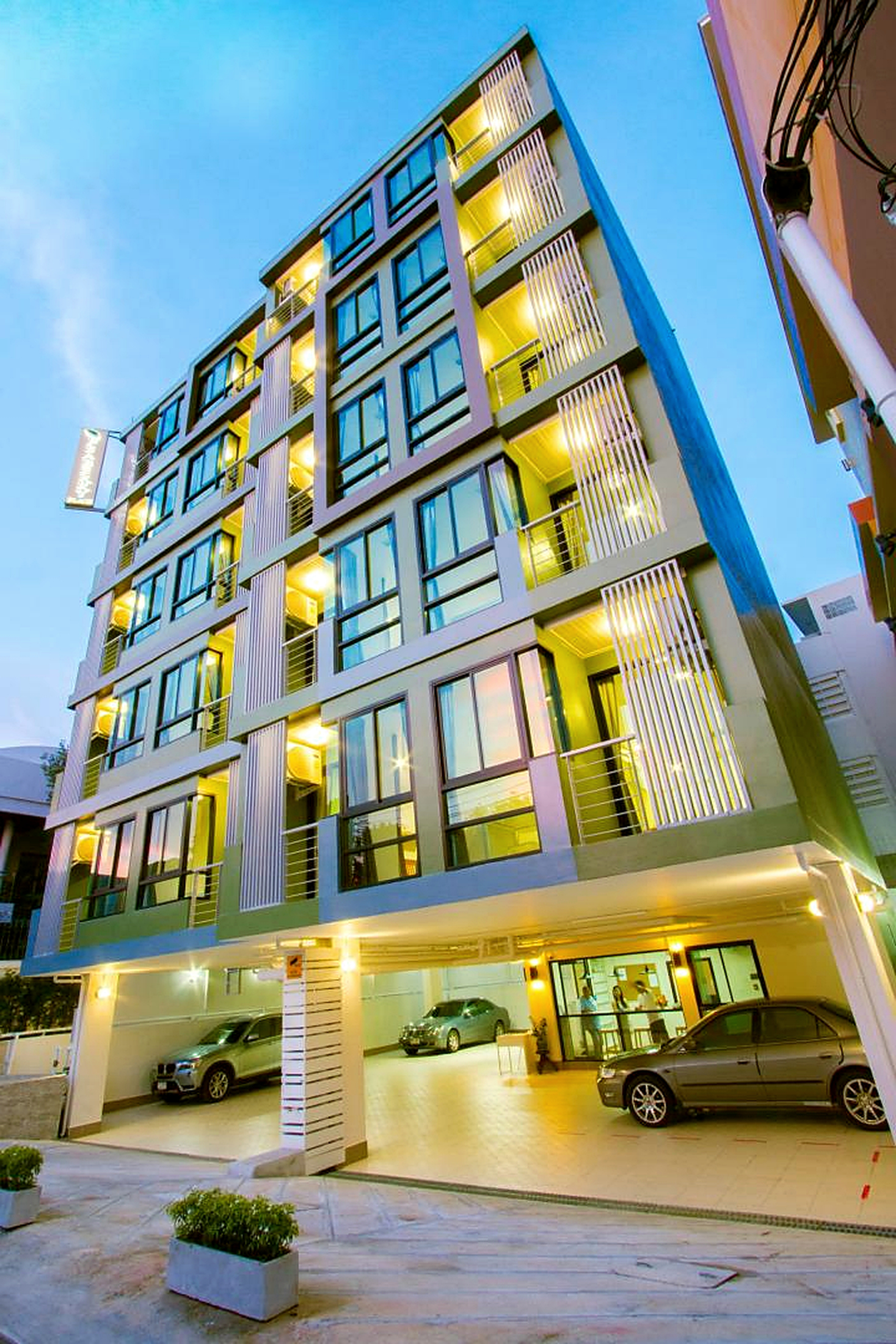 บรรยากาศรอบ Peaberry Place ยามค่ำคืน ไฟสว่าง กลับดึกก็อุ่นใจ
